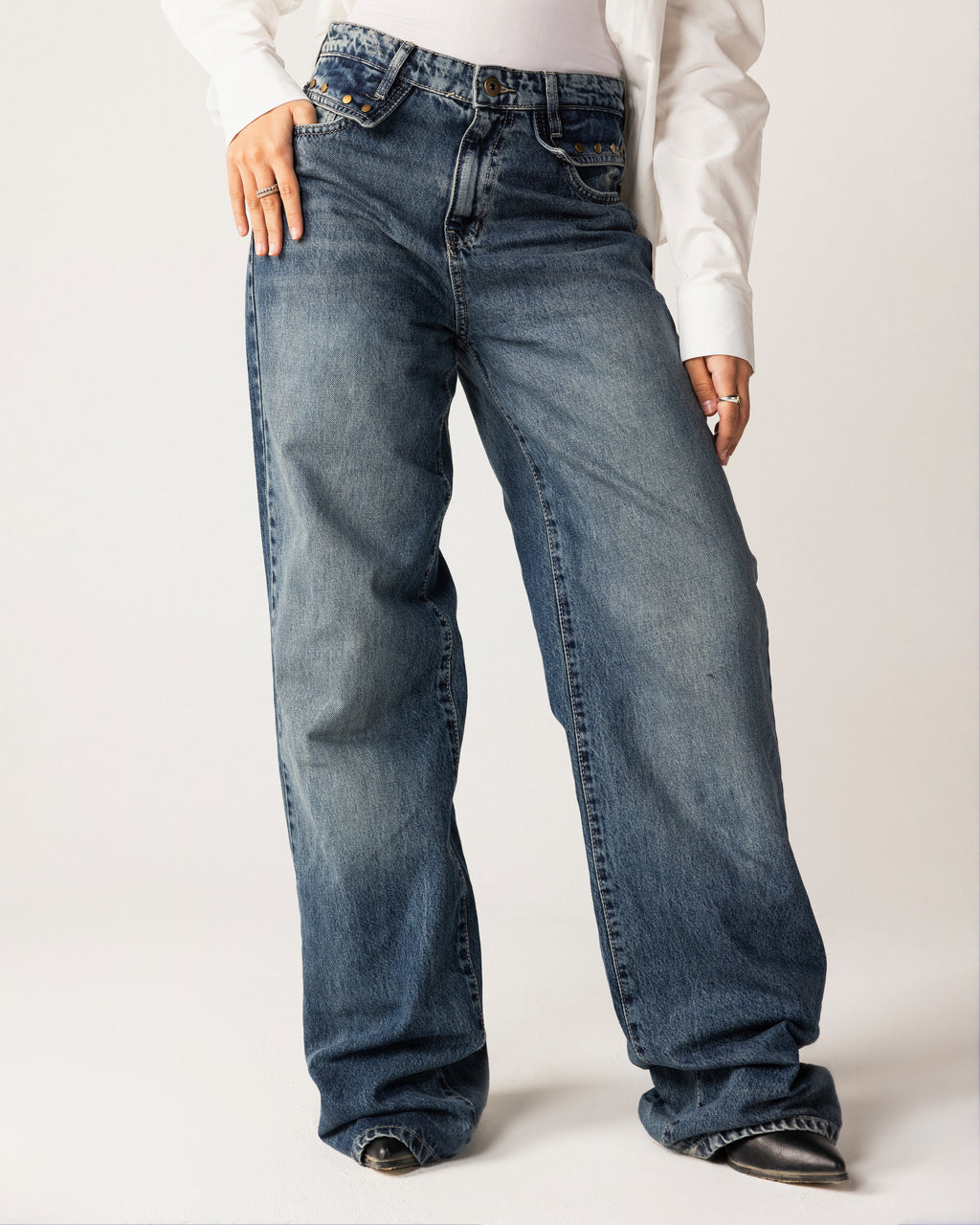 Straight leg jeans with rhinestones on the pocket