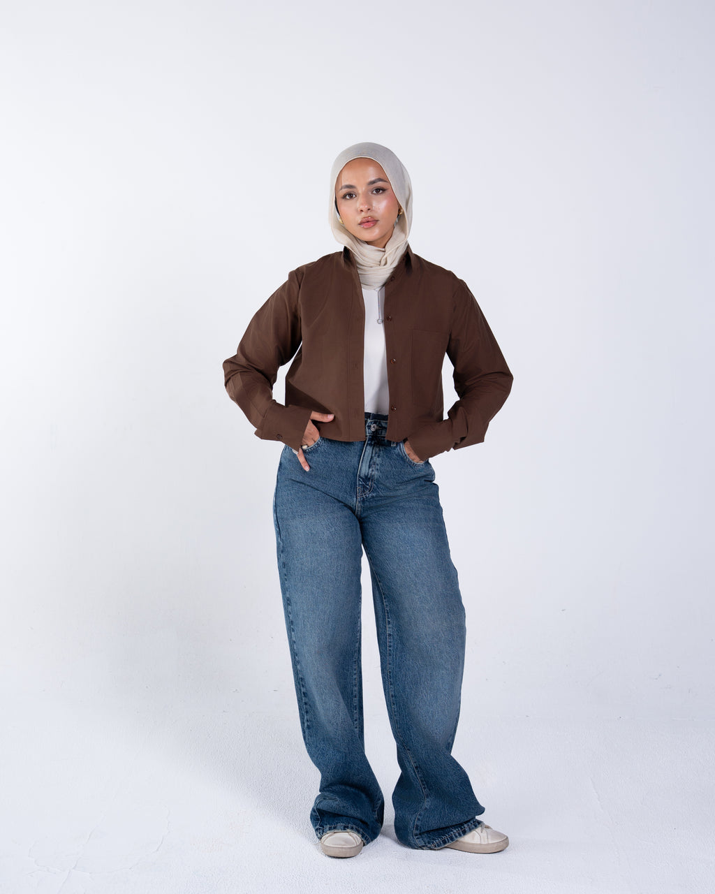 Cropped shirt with buttons on the back