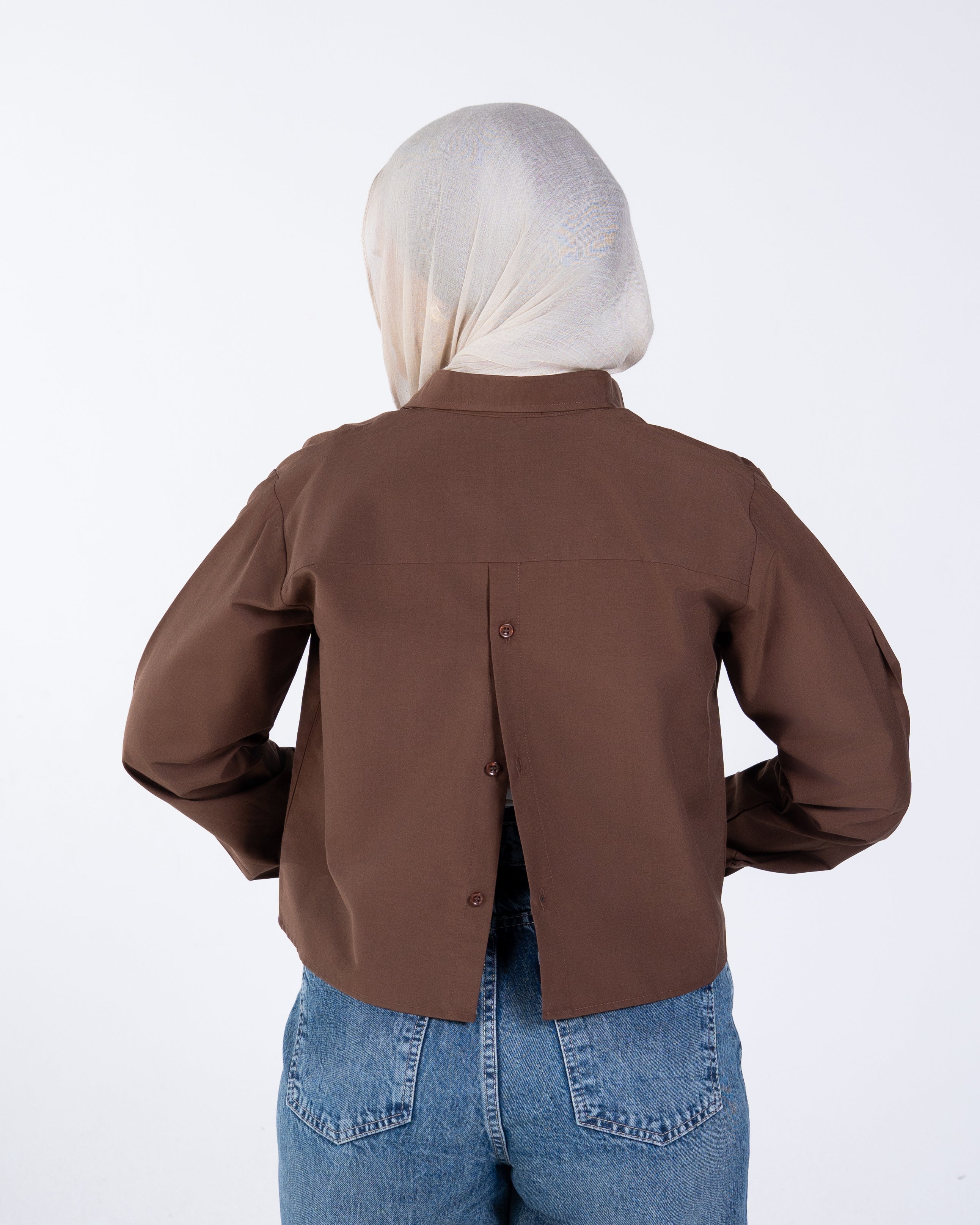 Cropped shirt with buttons on the back