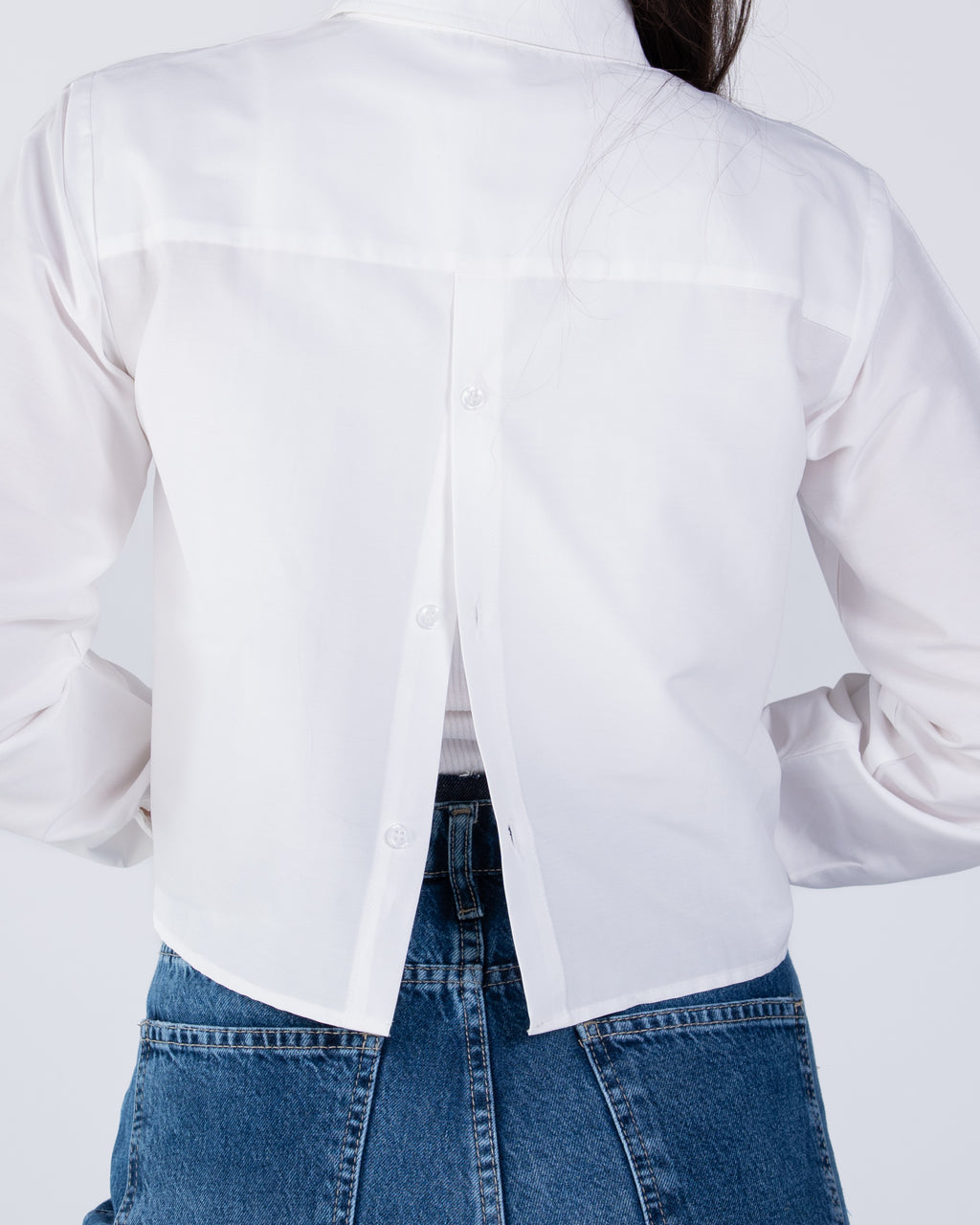 Cropped shirt with buttons on the back
